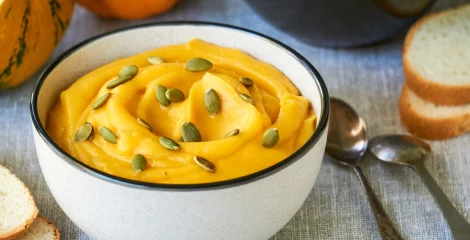 Kürbispüree mit Kürbiskernen
