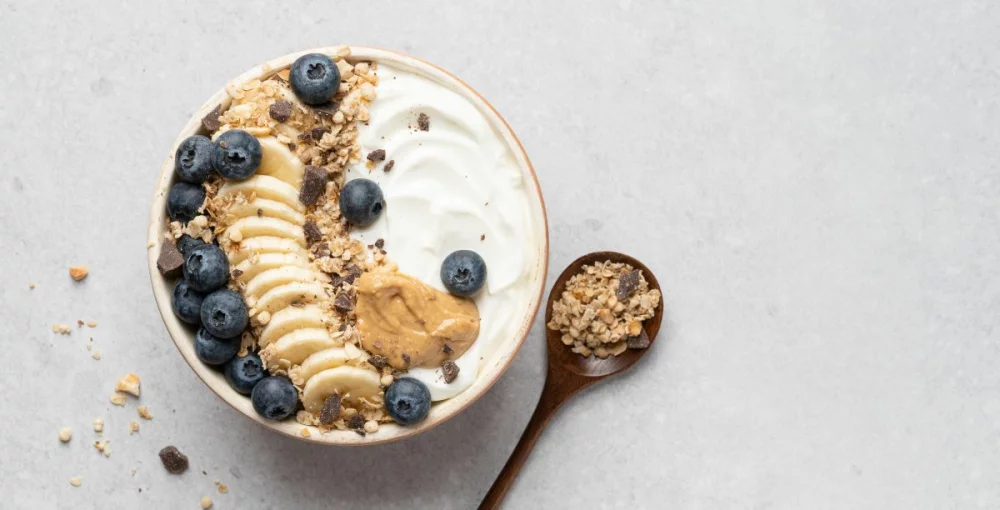 Porridge in einer Schüssel mit Früchten