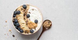 Porridge in einer Schüssel mit Früchten
