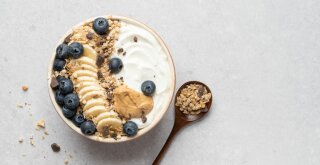 Porridge in einer Schüssel mit Früchten