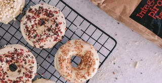 Vollkorn-Donuts selbst backen – ein farbenfrohes Rezept! Vollkorn-Donuts