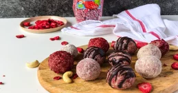Energiekugeln mit Kokos, Erdbeeren & Cashews – süße Snackidee!