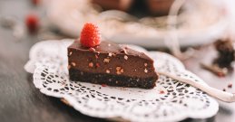 Rohe Ferrero-Torte auf einem Teller mit Himbeere