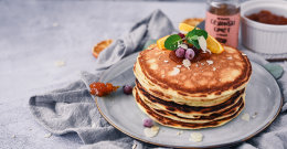 Amerikanische Pfannkuchen am Teller