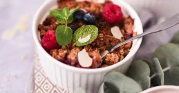 Fruchtiger Crumble mit Äpfeln und Himbeeren
