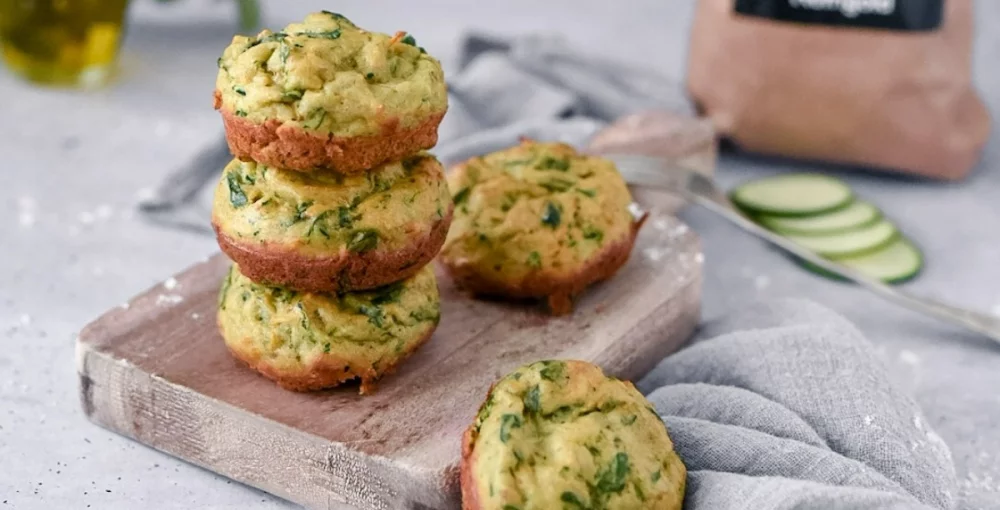 Gemüsemuffins auf einem Brett