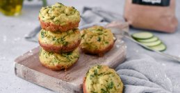 Gemüsemuffins auf einem Brett