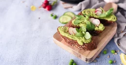 Cremiger Aufstrich aus grünen Erbsen – pflanzliche Rezeptidee!