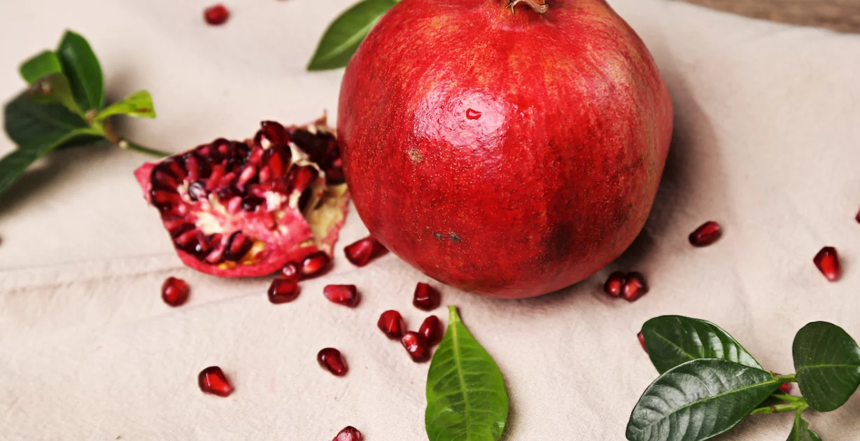 Granatapfel am Tisch