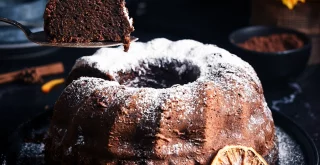 Gugelhupf mit Apfel und Carob