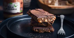 Schokoladige Erdnusswürfel – ein einfaches No-Bake Dessert für jeden Anlass!