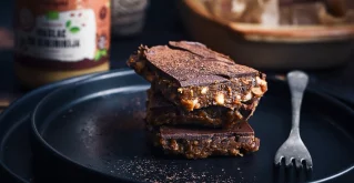 Schokoladige Erdnusswürfel