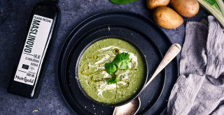 Mangoldsuppe in einem schwarzen Teller