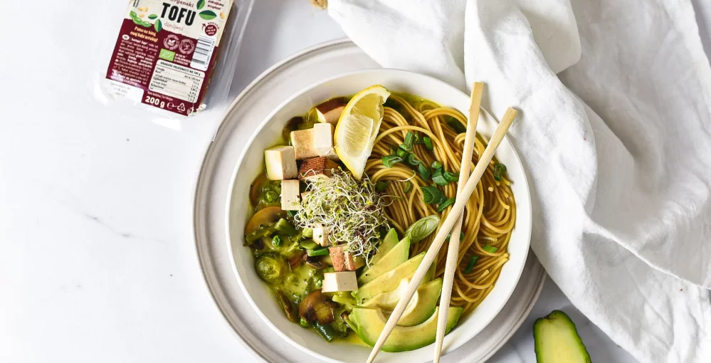 Curry-Tofu mit Noodles