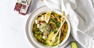 Curry-Tofu mit Noodles