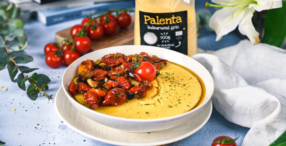 Leichter geht’s nicht: Polenta mit Tomaten und Frühlingszwiebeln