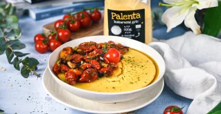 Leichter geht’s nicht: Polenta mit Tomaten und Frühlingszwiebeln