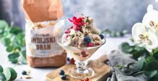 Selbstgemachtes Bananen-Himbeer-Eis - ein schnelles Rezept für heiße Sommertage