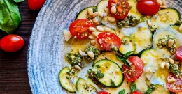 Salat mit Zucchini und Pinienkernen – frisch, leicht & das ganze Jahr über lecker!