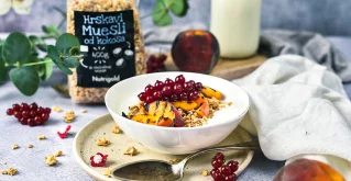 Knuspermüsli mit gegrillten Pfirsichen