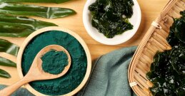 Spirulina-Algen und Pulver in einer Schüssel