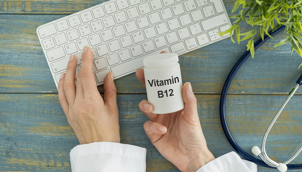 Das Vitamin B12 in der Hand einer Frau