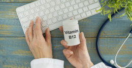 Das Vitamin B12 in der Hand einer Frau