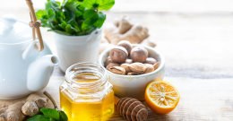 Honig, Tee, Früchte, Gewürze für die Immunität auf dem Tisch