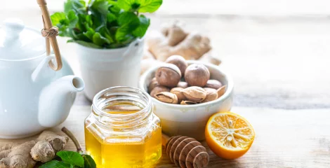 Honig, Tee, Früchte, Gewürze für die Immunität auf dem Tisch