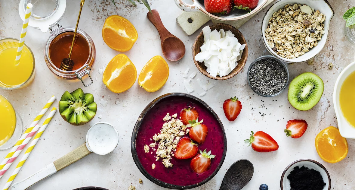 Gesundes Frühstück in vielen Variationen auf dem Tisch mit Fruchtsaft