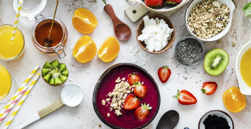 Gesundes Frühstück in vielen Variationen auf dem Tisch mit Fruchtsaft