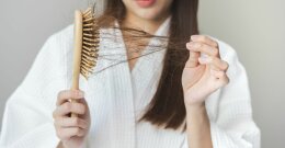 Haarausfall, brüchiges Haar auf der Bürste
