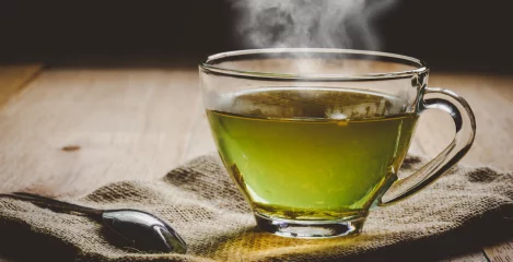 Grüner Tee in einer durchsichtigen Tasse