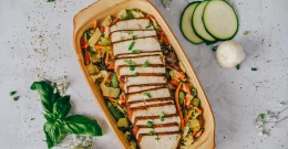 Glasierter Tofu mit Gemüse – ein buntes veganes Mittagessen!