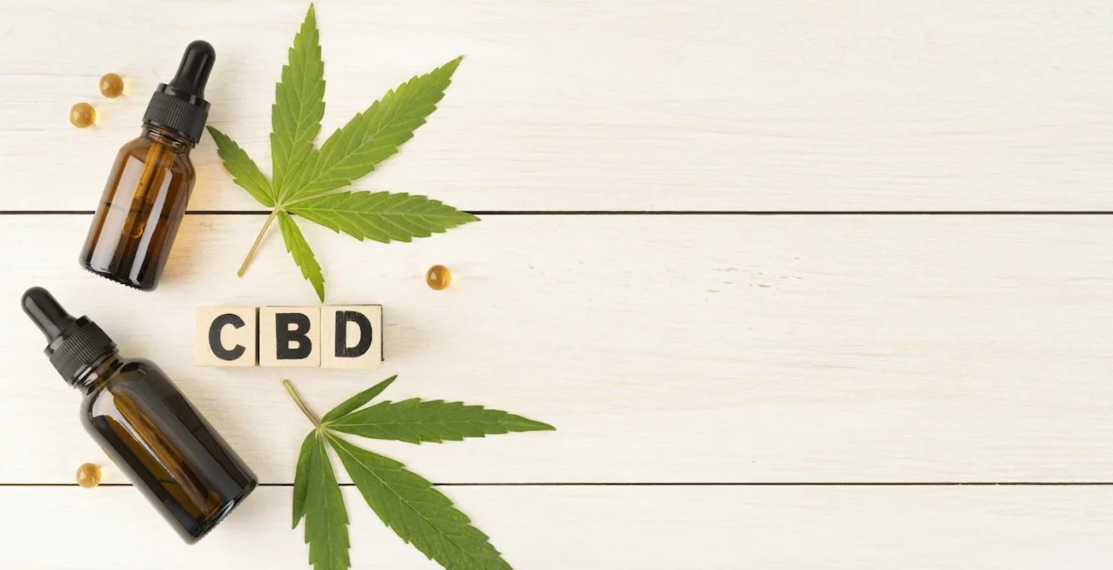 CBD-Öl in kleinen Flaschen