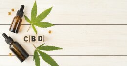 CBD-Öl in kleinen Flaschen