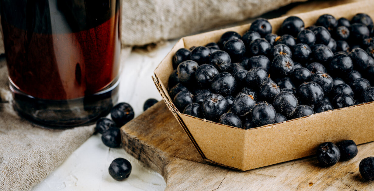 Die Aronia in der Kartonverpackung auf dem Tisch