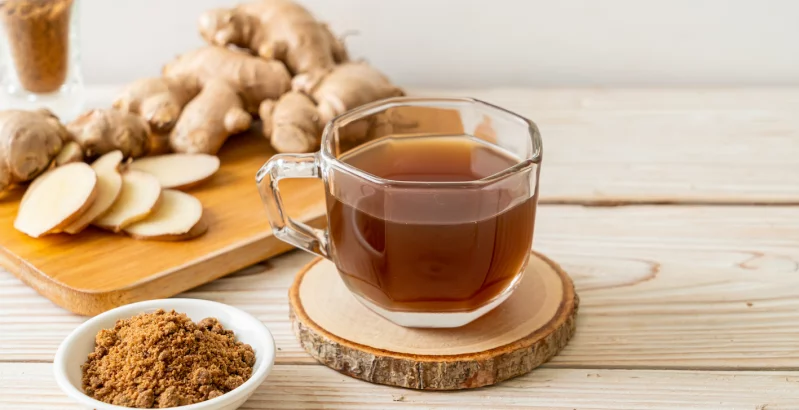 Ingwertee in einer transparenten Tasse