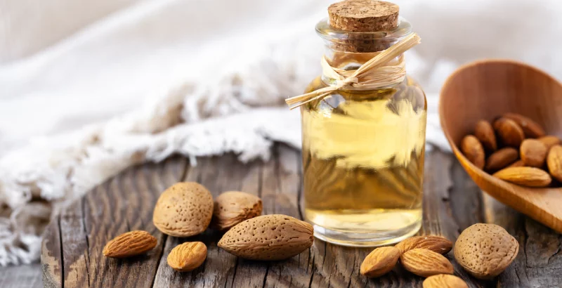 Mandelöl & Mandeln am Tisch