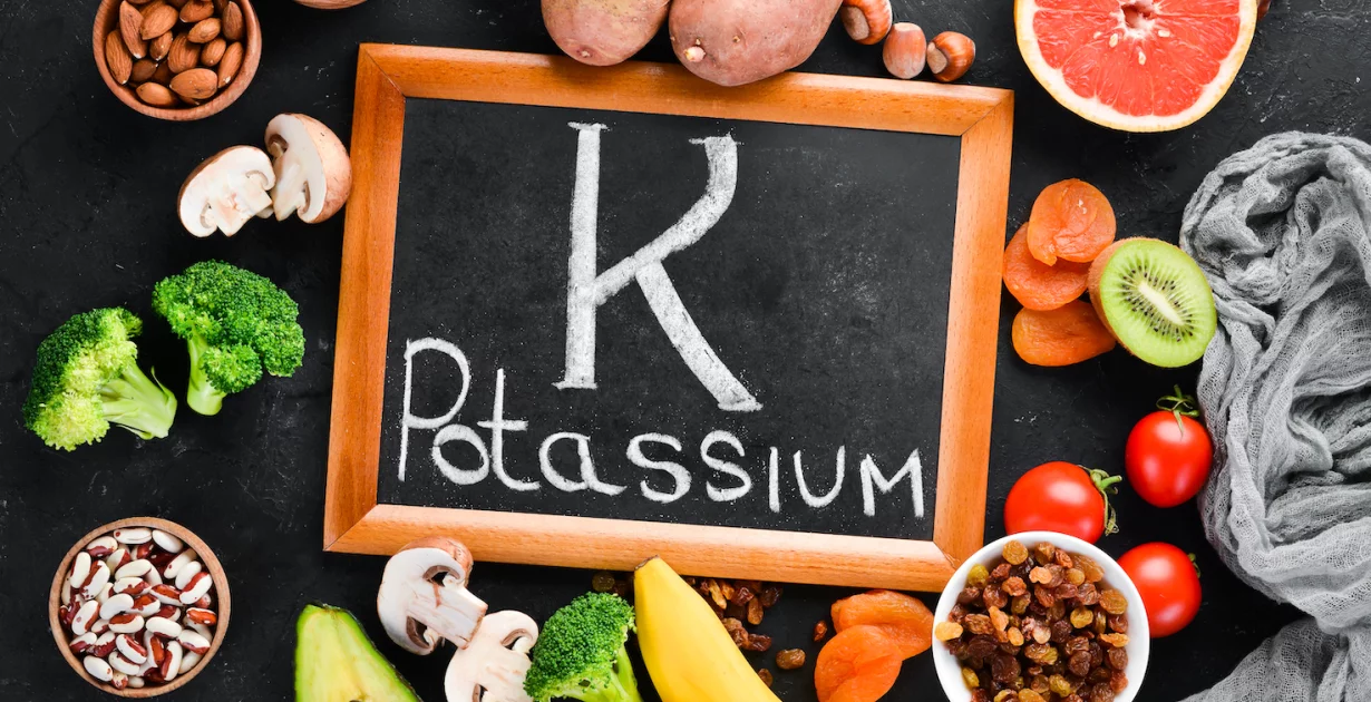 Eine Tafel mit einer Inschrift, die von Obst und Gemüse umgeben ist.