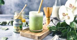 Mathe Latte in einen Glas