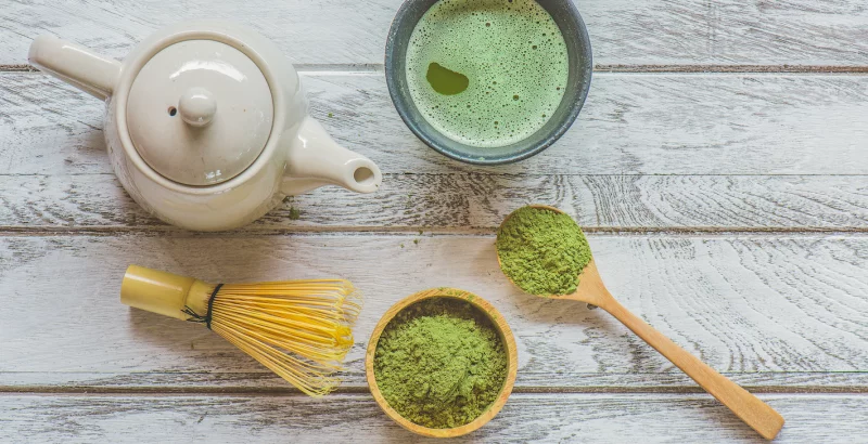 alles für die Zubereitung von Matcha