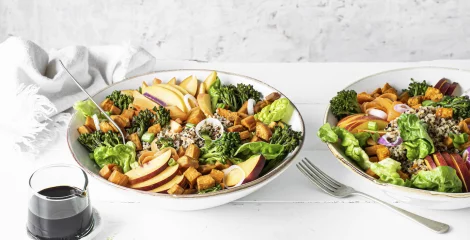 zwei Teller mit gesundem Salat