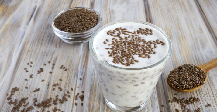 Joghurt mit Leinsamen im Glas