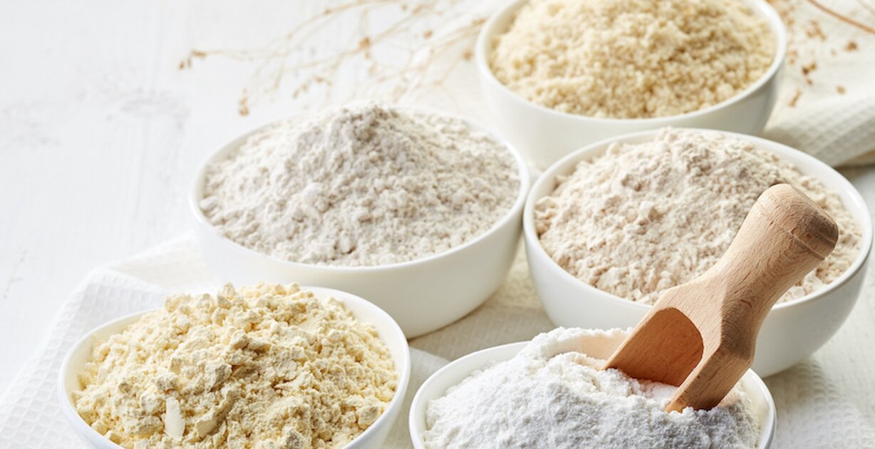Verschiedene glutenfreie Mehlsorten in Schalen