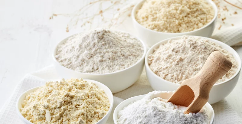Verschiedene glutenfreie Mehlsorten in Schalen