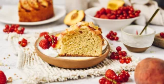 Joghurttorte mit Pfirsichen – cremiges Sommerdessert zum Selbermachen!