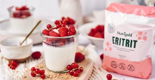 Vegane Panna Cotta mit Himbeeren