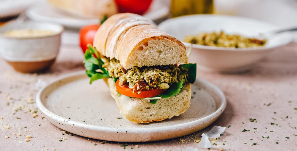 Knuspriges Brot, cremiges Pesto & würziger Tofu – das perfekte vegetarische Sandwich!