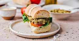 Knuspriges Brot, cremiges Pesto & würziger Tofu – das perfekte vegetarische Sandwich!